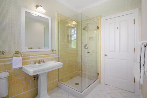 Bath - 64950 Collins Rd, Bend, OR 97703 photo 4 of 6