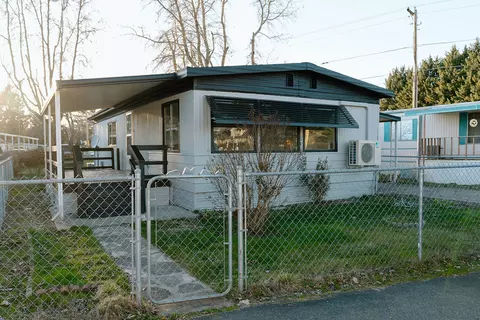 351 Beechwood Dr, Grants Pass, OR 97526
