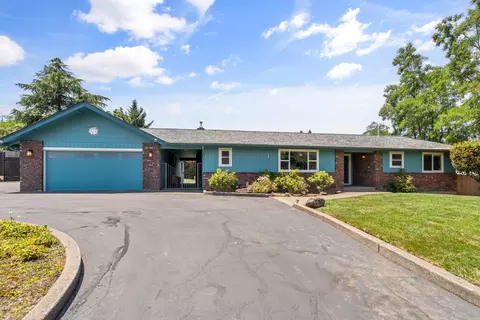723 Pierce Rd, Medford, OR 97504