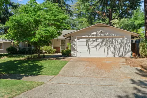 34 S Keene Way Dr, Medford, OR 97504