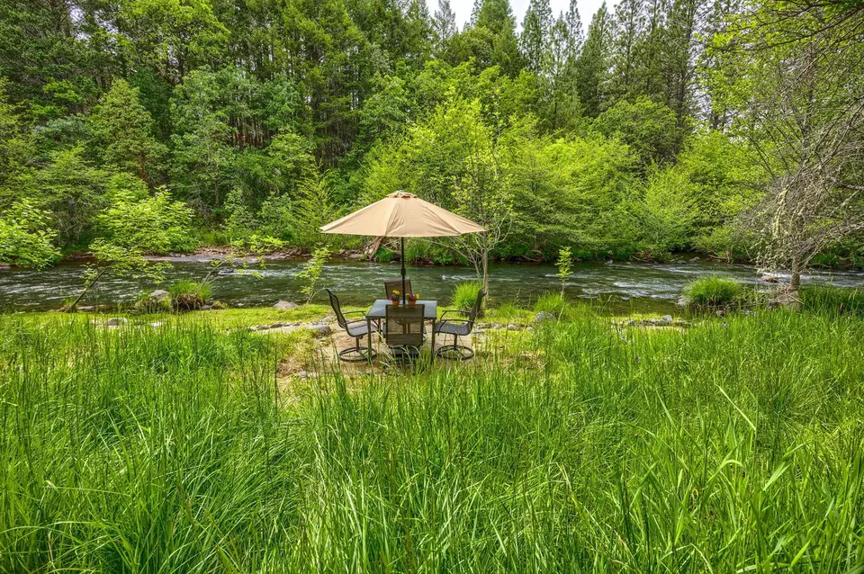 Dining - 1250 Netherlands Rd, Trail, OR 97541 photo 7 of 7
