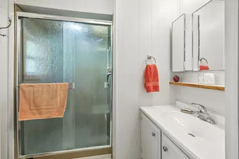 Bath - 1250 Netherlands Rd, Trail, OR 97541 photo 1 of 2