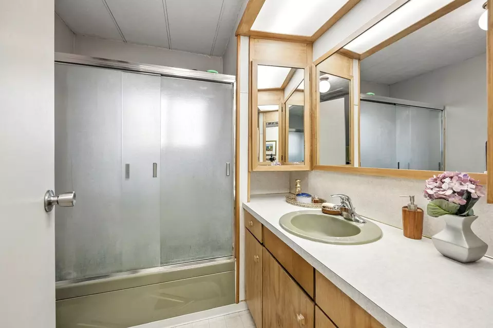 Bath - 1250 Netherlands Rd, Trail, OR 97541 photo 2 of 2