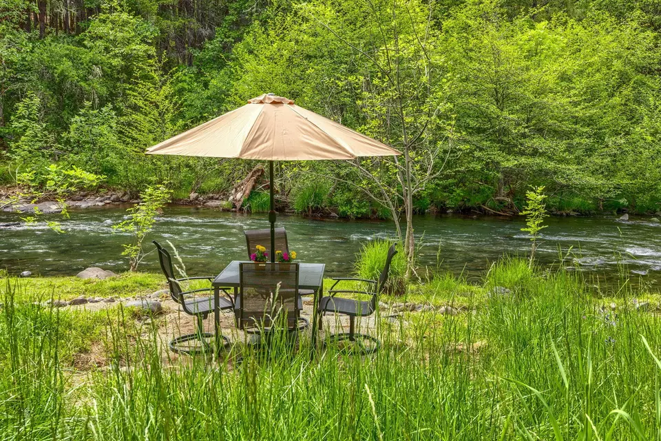 Dining - 1250 Netherlands Rd, Trail, OR 97541 photo 6 of 7