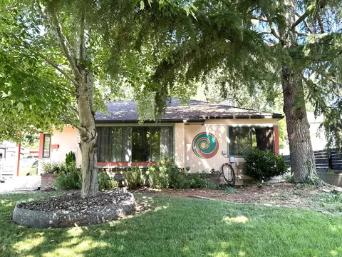 24 S Keene Way Dr, Medford, OR 97504