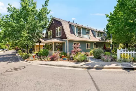 866 Blackberry Ln, Ashland, OR 97520