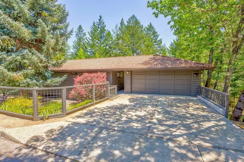 900 Pinecrest Ter, Ashland, OR 97520