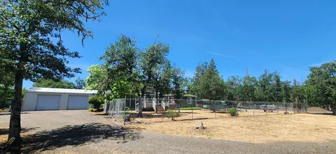 685 Rogue Air Dr, Shady Cove, OR 97539