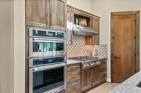 Kitchen - 19651 Painted Ridge Loop, Bend, OR 97702 photo 4 of 6