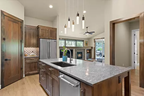 Kitchen - 19651 Painted Ridge Loop, Bend, OR 97702 photo 5 of 6