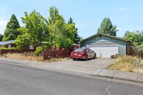 1330 Brentcrest Dr, Medford, OR 97501