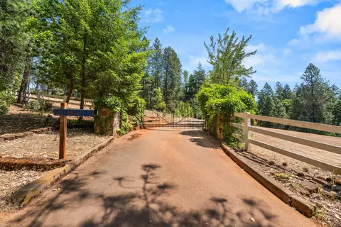 480 W Pickett Creek Rd, Grants Pass, OR 97527