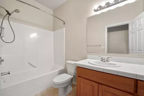 Bath - 2149 SE Harley Ln, Bend, OR 97702 photo 4 of 4