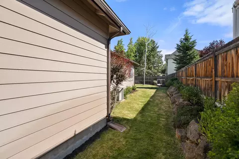 Exterior - 2149 SE Harley Ln, Bend, OR 97702 photo 3 of 12