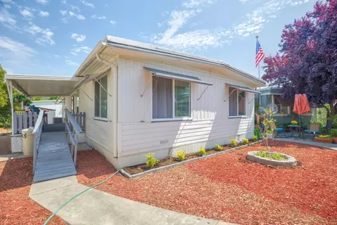 206 Kingsbury Dr, Grants Pass, OR 97526