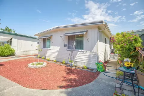 206 Kingsbury Dr, Grants Pass, OR 97526