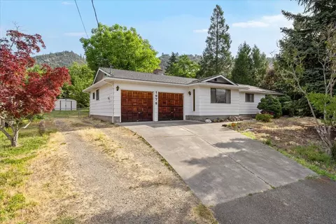 1978 NE D St, Grants Pass, OR 97526