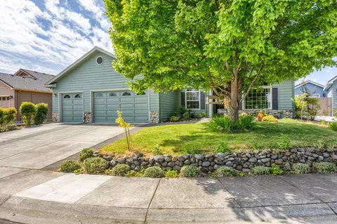 673 Mountain Ave, Central Point, OR 97502