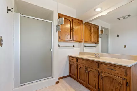 Bath - 64415 Quail Dr, Bend, OR 97703 photo 1 of 2