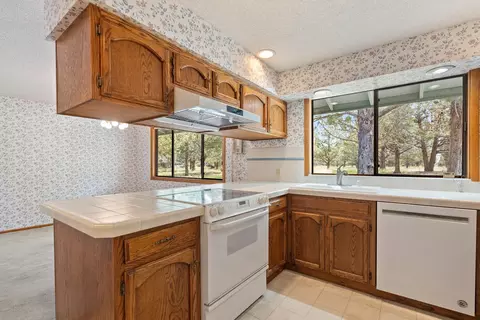 Kitchen - 64415 Quail Dr, Bend, OR 97703 photo 2 of 3
