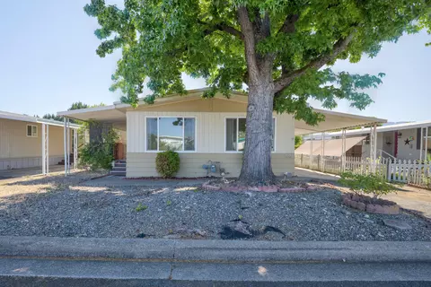 965 Roguelea Ln, Grants Pass, OR 97526