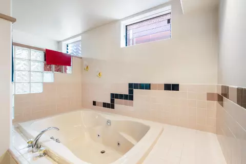 Bath - 2120 W 23rd Ave, Eugene, OR 97405 photo 4 of 5