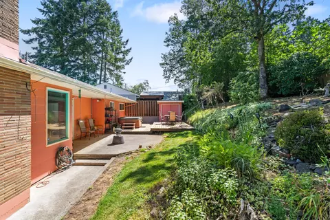 Exterior - 2120 W 23rd Ave, Eugene, OR 97405 photo 6 of 9