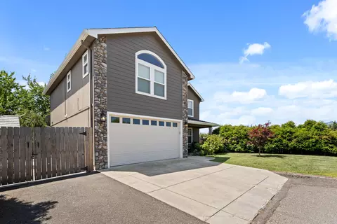 747 Spring Valley Dr, Medford, OR 97501
