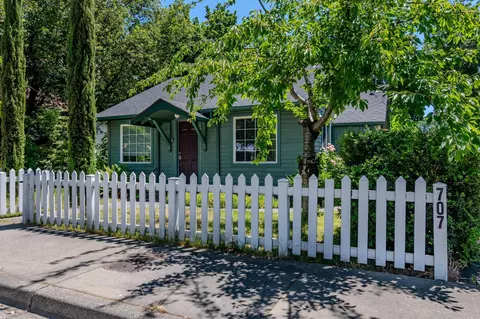 707 SW G St, Grants Pass, OR 97526