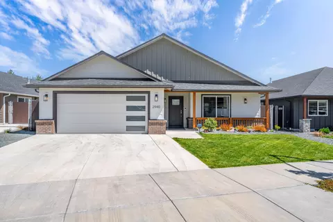 2940 Naples Dr, Grants Pass, OR 97527