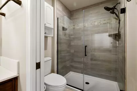 Bath - 351 SE Soft Tail Loop, Bend, OR 97702 photo 4 of 5