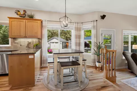 Dining - 351 SE Soft Tail Loop, Bend, OR 97702 photo 1 of 1