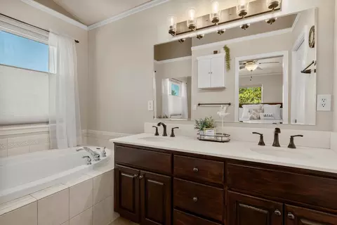 Bath - 351 SE Soft Tail Loop, Bend, OR 97702 photo 2 of 5