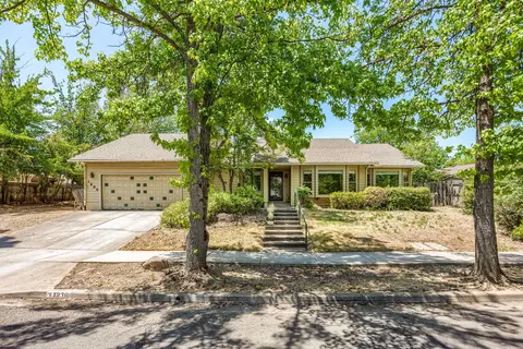 1236 La Loma Dr, Medford, OR 97504