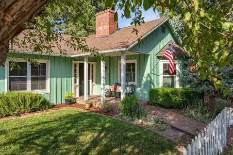 205 E D St, Jacksonville, OR 97530