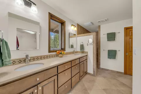 Bath - 60142 W Ridgeview Dr, Bend, OR 97702 photo 1 of 3