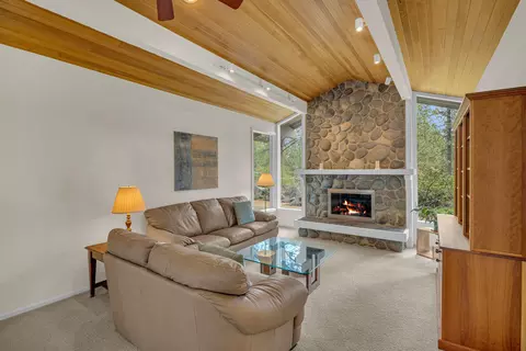 Living - 60142 W Ridgeview Dr, Bend, OR 97702 photo 2 of 4