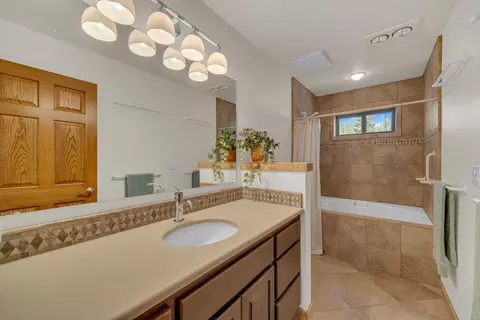 Bath - 60142 W Ridgeview Dr, Bend, OR 97702 photo 3 of 3