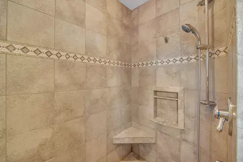 Bath - 60142 W Ridgeview Dr, Bend, OR 97702 photo 2 of 3