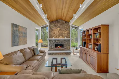 Living - 60142 W Ridgeview Dr, Bend, OR 97702 photo 1 of 4