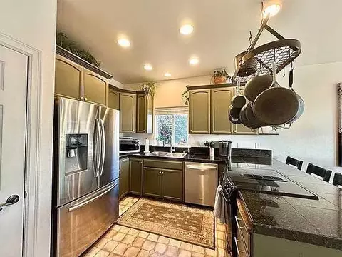 Kitchen - 1171 Highlands Dr, Eagle Point, OR 97524 photo 2 of 3