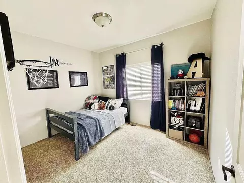 Bedroom - 1171 Highlands Dr, Eagle Point, OR 97524 photo 2 of 2