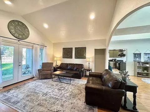 Living - 1171 Highlands Dr, Eagle Point, OR 97524 photo 1 of 2