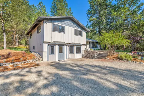 3755 Hosmer Ln, Gold Hill, OR 97525
