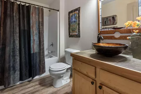 Bath - 16121 Lava Dr, La Pine, OR 97739 photo 2 of 2