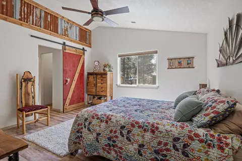Bedroom - 16121 Lava Dr, La Pine, OR 97739 photo 1 of 2