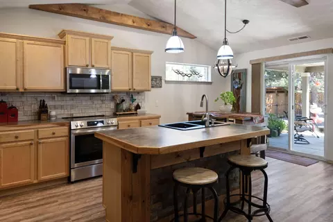 Kitchen - 16121 Lava Dr, La Pine, OR 97739 photo 1 of 3
