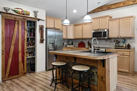 Kitchen - 16121 Lava Dr, La Pine, OR 97739 photo 2 of 3