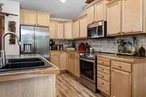 Kitchen - 16121 Lava Dr, La Pine, OR 97739 photo 3 of 3