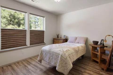 Bedroom - 16121 Lava Dr, La Pine, OR 97739 photo 2 of 2